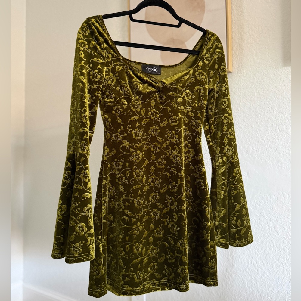 Cider Velvet Sweetheart Twist Floral Bell
Sleeve Mini Dress - Picture 6 of 11